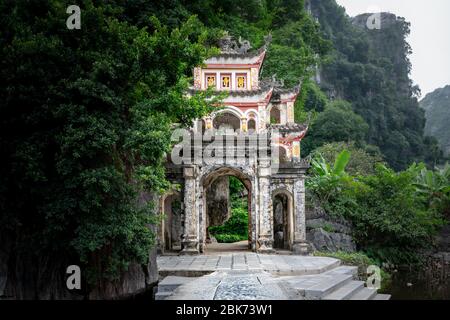 Entrée de la porte de la Pagode Bich Dong dans le nord du Vietnam, Ninh Binh. Spectaculaire photo moody Banque D'Images