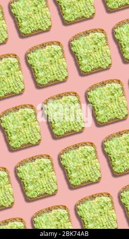 Motif de toasts d'avocat . Fond rose poudré. Modèle de nourriture vertical créatif Banque D'Images