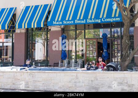 Houston, États-Unis. 1 mai 2020. Les clients bénéficient d'un service de restauration dans un restaurant de Plano, à la périphérie de Dallas, Texas, aux États-Unis, le 1er mai 2020. Le Texas commence progressivement à rouvrir ses activités vendredi. Pendant la première phase de réouverture, les magasins de détail, les restaurants, les cinémas et les centres commerciaux sont autorisés à ouvrir, mais le taux d'occupation est plafonné à 25 pour cent. Crédit: Tian Dan/Xinhua/Alay Live News Banque D'Images