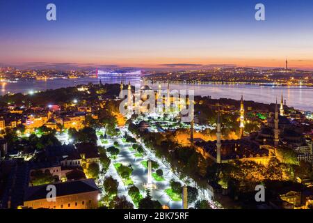 Vue aérienne sur la ville d'Istanbul et sur Hagia sophia la nuit en Turquie. Banque D'Images