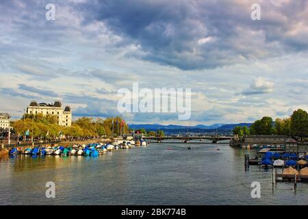 Vue sur le Limmat commençant à l'exutombée du lac de Zurich, dans la partie sud de la ville de Zurich.par temps nuageux Banque D'Images