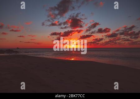 coucher de soleil rouge sur la plage de vacances Banque D'Images