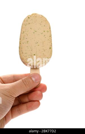 main tenant une popsicle de saveur d'algues fraîches sur blanc avec le chemin de découpe Banque D'Images