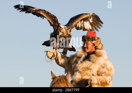 Dalaï Han, chasseur d'aigle kazakh, avec son aigle d'or Bayan-Uglie dans les montagnes de l'Altaï, dans l'ouest de la Mongolie Banque D'Images