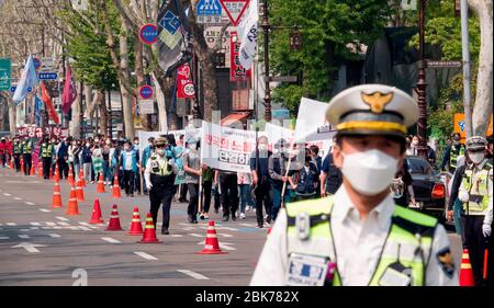 Rallye de la fête du travail, 1er mai 2020 : porter des masques pour prévenir l'infection par le coronavirus COVID-19, les travailleurs sud-coréens défilent pendant une manifestation de la fête du travail dans le centre de Séoul, en Corée du Sud. Les organisations de travailleurs ont réduit l'ampleur du rassemblement de la fête du travail et de mars et ont organisé un rassemblement en ligne via YouTube pour prévenir l'infection du virus COVID-19. Crédit: Lee Jae-won/AFLO/Alay Live News Banque D'Images