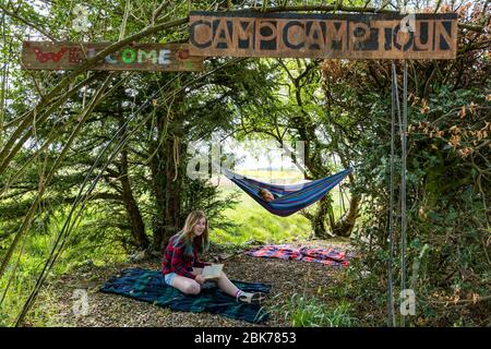 Camptoun, East Lothian, Écosse, Royaume-Uni. 2 mai 2020. Une communauté en isolement cellulaire : les résidents d'une petite communauté rurale montrent à quoi ressemble la vie en isolement cellulaire. Photo : Georgie, 11 ans, et Charlie, 9 ans, ont un certain nombre de projets autour de leur maison, y compris la création d'une maison pour le repos et l'étude dans le jardin Banque D'Images