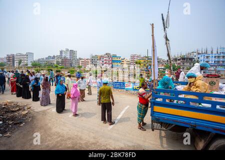 La Corporation commerciale du Bangladesh (TCB) vend des marchandises à un prix équitable à l'occasion du Saint Ramadan à Jatrabai, Dhaka. Banque D'Images