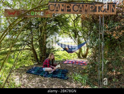 Camptoun, East Lothian, Écosse, Royaume-Uni. 2 mai 2020. Une communauté en isolement cellulaire : les résidents d'une petite communauté rurale montrent à quoi ressemble la vie en isolement cellulaire. Photo : Georgie, 11 ans, et Charlie, 9 ans, ont un certain nombre de projets autour de leur maison, y compris la création d'une maison pour le repos et l'étude dans le jardin Banque D'Images
