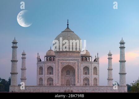 Taj Mahal Agra Inde et lune dans le ciel Banque D'Images