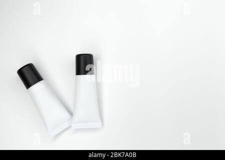Tubes à cosmétiques sur fond blanc. Banque D'Images