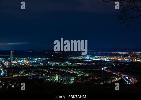 Allemagne, ambiance de nuit bleue au-dessus de la ville de fellbach, vue aérienne au-dessus des maisons de nuit Banque D'Images