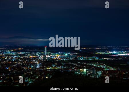 Allemagne, ambiance nocturne sombre sur les gratte-ciel de fellbach, vue aérienne au-dessus des maisons de nuit Banque D'Images