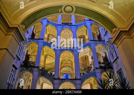 L'architecture néo-classique d'un bâtiment historique dans la ville de Naples, en Italie Banque D'Images