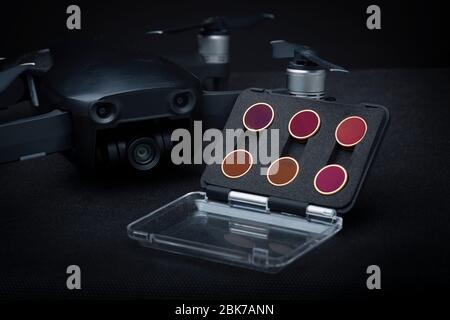 Kit de filtres polarisants et à densité neutre pour la caméra du quadricoptère DJI Mavic Air présenté derrière. Studio faible clé toujours vie Banque D'Images