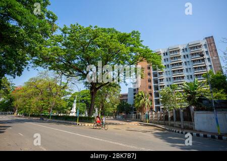 Les rues de la région du campus universitaire de Dhaka sont vides dans l'emprise du coronavirus à Dhaka, au Bangladesh. Banque D'Images