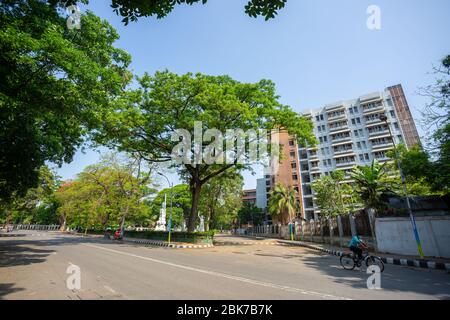 Les rues de la région du campus universitaire de Dhaka sont vides dans l'emprise du coronavirus à Dhaka, au Bangladesh. Banque D'Images