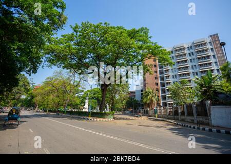 Les rues de la région du campus universitaire de Dhaka sont vides dans l'emprise du coronavirus à Dhaka, au Bangladesh. Banque D'Images