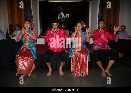 Mango Tree Belgravia Londres a accueilli une grande soirée thaïlandaise avec diverses célébrités et diplomates, y compris l'ambassadeur thaïlandais participant à un verre de champagne complémentaire à l'arrivée un délicieux repas thaïlandais , Et les spectacles traditionnels thaïlandais de danse et de culture thaïlandaise de l'Académie de danse thaïlandaise tous les invités ont passé une excellente nuit en éprouvant une soirée très atmosphère qui les a vraiment emporté tous sur un voyage magique en Thaïlande , le pays de sourires délicieux nourriture et culture ... Banque D'Images