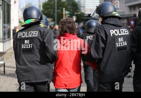 Berlin, Allemagne. 02 mai 2020. Un manifestant est conduit par des policiers près de Rosa Luxembourg place lors d'un rassemblement contre les restrictions de Corona. Divers rassemblements ont lieu sur la place Rosa Luxembourg. Un des rassemblements a été appelé par un groupe appelé "résistance démocratique", qui a déjà organisé plusieurs rassemblements similaires au cours des dernières semaines. Crédit: Christoph Soeder/dpa/Alay Live News Banque D'Images