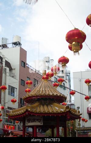 Kobe / Japon - 17 février 2018 : lanternes rouges colorées dans Chinatown à Kobe, Japon, lors de la célébration du nouvel an lunaire Banque D'Images