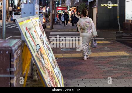 Kobe / Japon - 6 janvier 2018 : femme portant un kimono traditionnel dans les rues de Kobe, préfecture de Hyogo, au Japon Banque D'Images