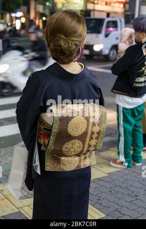 Kobe / Japon - 6 janvier 2018 : femme portant un kimono traditionnel dans les rues de Kobe, préfecture de Hyogo, au Japon Banque D'Images