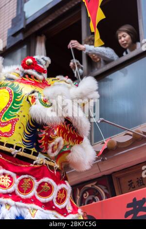 Kobe / Japon - 17 février 2018 : danse traditionnelle du Dragon lors de la célébration du nouvel an lunaire dans Chinatown à Kobe, Japon. Les gens qui essaient de « soudoyer » s'en sont Banque D'Images