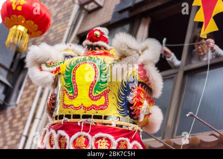 Kobe / Japon - 17 février 2018 : danse traditionnelle du Dragon lors de la célébration du nouvel an lunaire dans Chinatown à Kobe, Japon. Les gens qui essaient de « soudoyer » s'en sont Banque D'Images