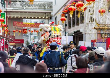 Kobe / Japon - 17 février 2018 : danse traditionnelle du Dragon lors de la célébration du nouvel an lunaire à Chinatown à Kobe, préfecture de Hyogo, Japon Banque D'Images