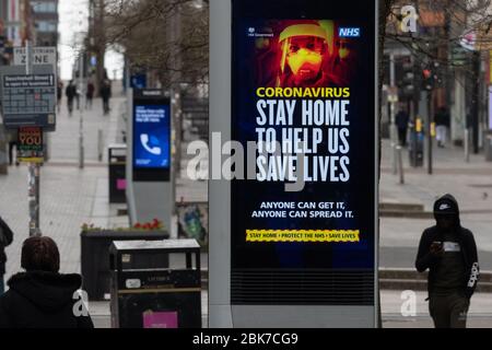 Coronavirus rester Home pour nous aider sauver des vies signe NHS dans le centre ville de Glasgow pendant le COVID-19 LockDown 2020 Banque D'Images