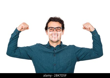 Un homme d'affaires confiant qui fléchit les muscles imagine la superpuissance. Nerd gars porte des lunettes montre sa force, expression positive du visage, isolée sur blanc. P Banque D'Images