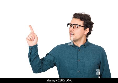 Un homme d'affaires étonnés qui regarde de côté attentif, pointant vers le doigt d'index, montre quelque chose isolé sur fond blanc. Présentation d'un professionnel Banque D'Images