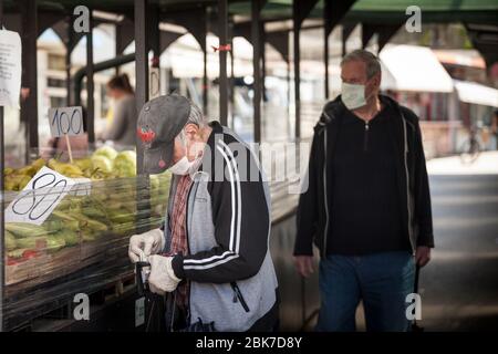 BELGRADE, SERBIE - 28 AVRIL 2020: Les vieux hommes âgés de haut niveau portant un masque respiratoire attendant en file d'attente pour acheter des provisions dans un marché vert pendant le coro Banque D'Images