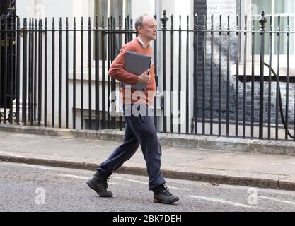 Londres, Royaume-Uni. 2 mai 2020. Dominic Cummings, conseiller politique en chef de Boris Johnson, arrive pour la conférence de presse quotidienne de Coronavirus à Downing Street. Crédit: Mark Thomas/Alay Live News Banque D'Images