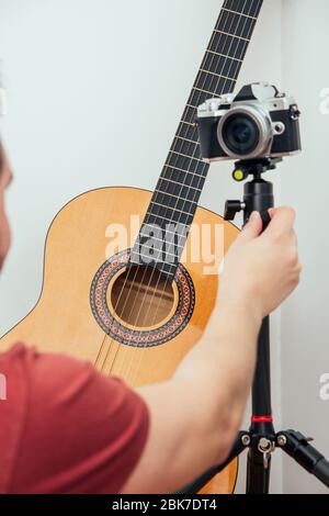 Blogger préparer la caméra d'enregistrement pour donner des leçons de guitare de son studio d'enregistrement à la maison. Apprendre le concept en ligne. Banque D'Images