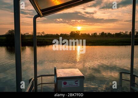 Faire du vélo aux Pays-Bas, province d'Overijssel dans la magnifique réserve naturelle et traverser le ferry à vélo à travers la rivière Vecht Banque D'Images