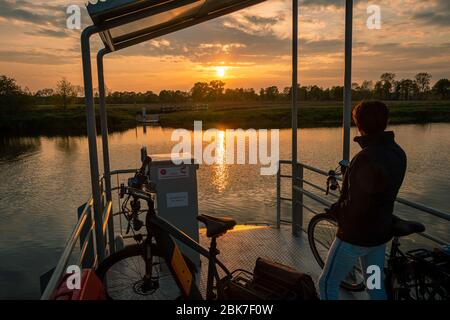 Faire du vélo aux Pays-Bas, province d'Overijssel dans la magnifique réserve naturelle et traverser le ferry à vélo à travers la rivière Vecht Banque D'Images