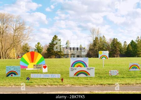 Merci arc-en-ciel, ce signe aussi passe. Pandémie Covid-19. Banque D'Images