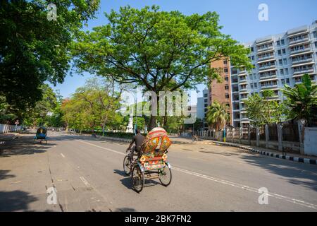 Les rues de la région du campus universitaire de Dhaka sont vides dans l'emprise du coronavirus à Dhaka, au Bangladesh. Banque D'Images