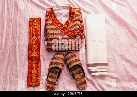 Ensemble de chiffons pour le hindou Groom, incroyable cérémonie de mariage hindou. Détails des vêtements de mariage traditionnels népalais indiens. magnifique décoration hindu wedd Banque D'Images