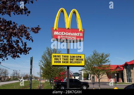 Lafayette - Circa mai 2020: Restaurant McDonald's. McDonald's offre la livraison de Dash de porte et le service au volant pendant les distanciation sociale. Banque D'Images