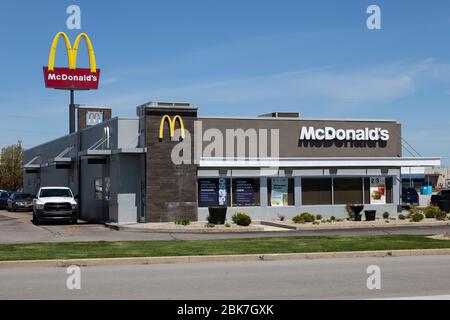 Lafayette - Circa mai 2020: Restaurant McDonald's. McDonald's offre la livraison de Dash de porte et le service au volant pendant les distanciation sociale. Banque D'Images