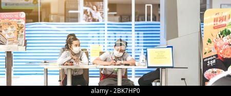 KANCHANABURI/THAÏLANDE-18 AVRIL 2020:le personnel du restaurant MK attend de recevoir des commandes de nourriture de clients pour rentrer à l'intérieur du magasin Robinson Department c Banque D'Images