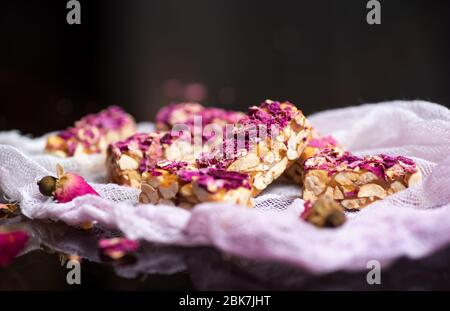 Dessert naturel de bonbons roses avec fleurs naturelles et arachides Banque D'Images