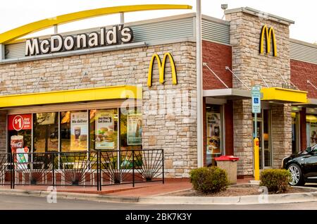 Charlotte, NC/USA - 12 octobre 2019: Façade extérieure en pierre beige de McDonald's montrant la marque/le logo en lettres blanches et noires, arches jaunes, fenêtres Banque D'Images