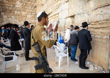 Adorateurs juifs au mur occidental de Jérusalem en Israël Banque D'Images