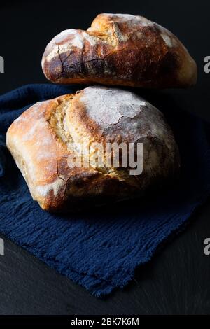 Ambiance sombre et ton maison cuisine maison biologique rustique Sourdough pain sur fond noir avec espace de copie Banque D'Images