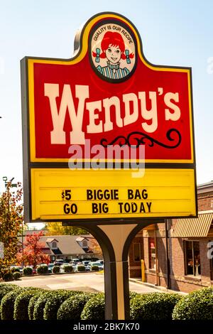 Charlotte, NC/USA - Novenber 9, 2019: Feu moyen extérieur de rouge, blanc et jaune 'Wendy's' signe avec marque, logo et publicité contre bleu clair Banque D'Images