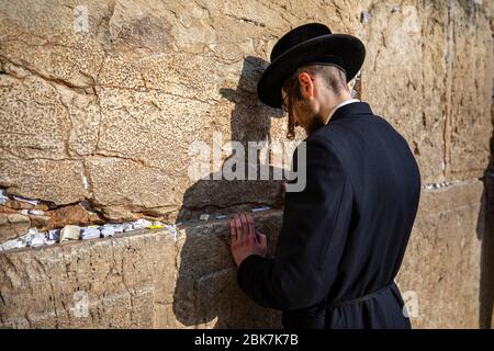 Adorateurs juifs au mur occidental de Jérusalem en Israël Banque D'Images