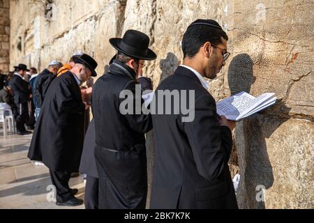 Adorateurs juifs au mur occidental de Jérusalem en Israël Banque D'Images